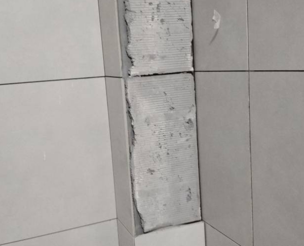 八步瓷砖空鼓维修公司分享下瓷砖施工前基层浇水润湿程度不足，可能导致以下问题