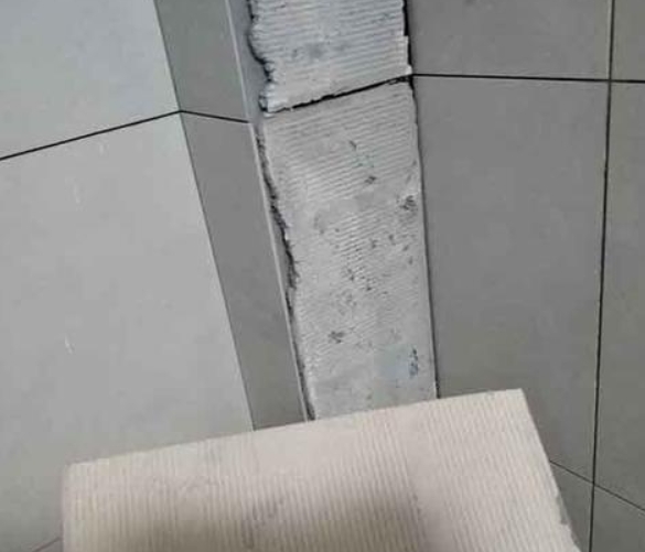 八步瓷砖空鼓维修公司分享下厨房瓷砖脱落的补救措施。